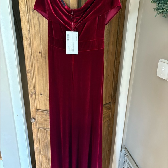 Chic Off-Shoulder Velvet Maxi Dress in Deep Red - Picture 5 of 7
